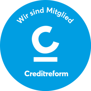 Blaues rundes Abzeichen mit großem weißem C und dem Text "Wir sind Mitglied Creditreform".