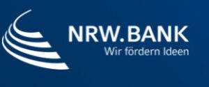 NRW.BANK Logo auf blauem Hintergrund mit weißen, geschwungenen Linien und dem Schriftzug "Wir fördern Ideen".